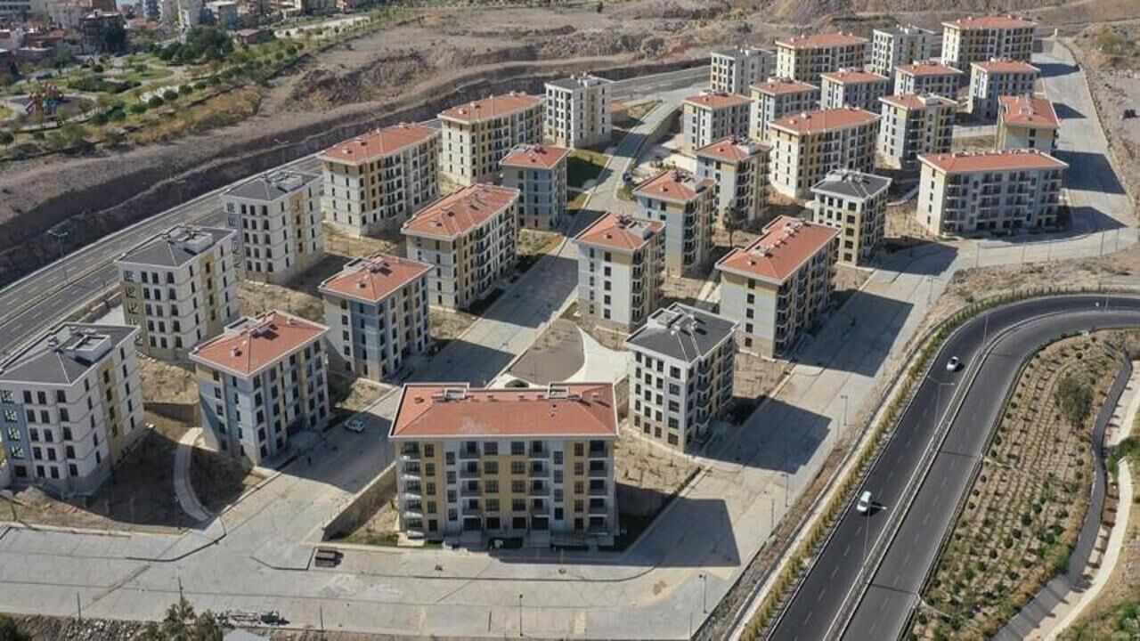 Deprem bölgesinde konutların teslimi başlıyor