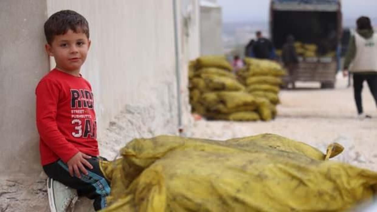 İHH, Suriye'de iç savaş mağduru ailelere kömür dağıttı