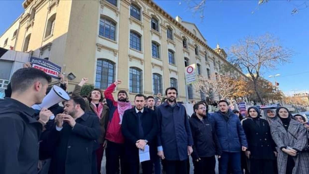 İstanbul'da üniversitede "mescide ayakkabıyla girilmesi" protesto edildi