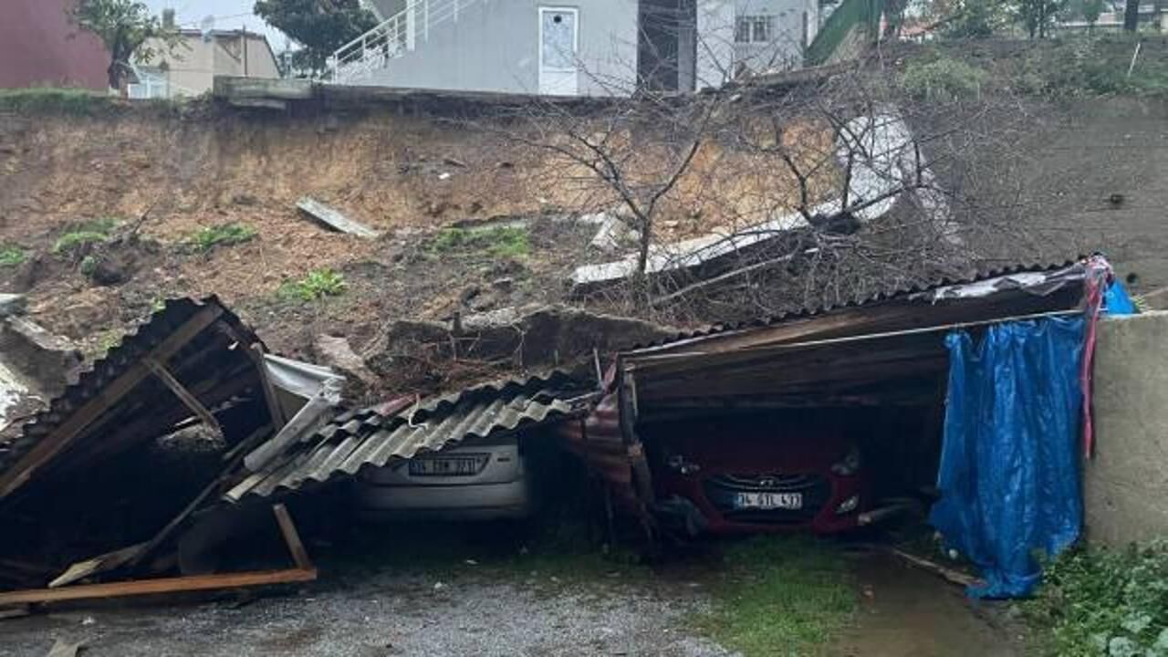 Sarıyer'de istinat duvarı araçların üzerine çöktü!