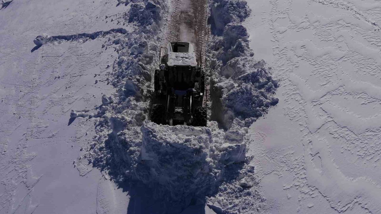 Bitlis’te 4 metreyi bulan karda yol açma çalışması