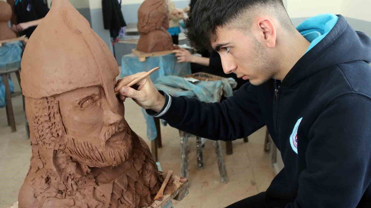 Bitlis’te geleceğin heykeltıraşları yetişiyor