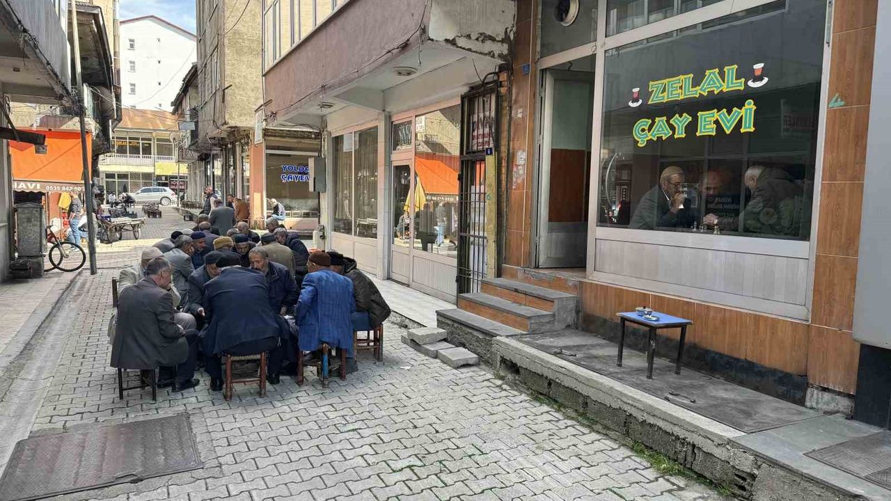 Bitliste bulunan bir  kahvehanede satranç geleneği yaşatılıyor