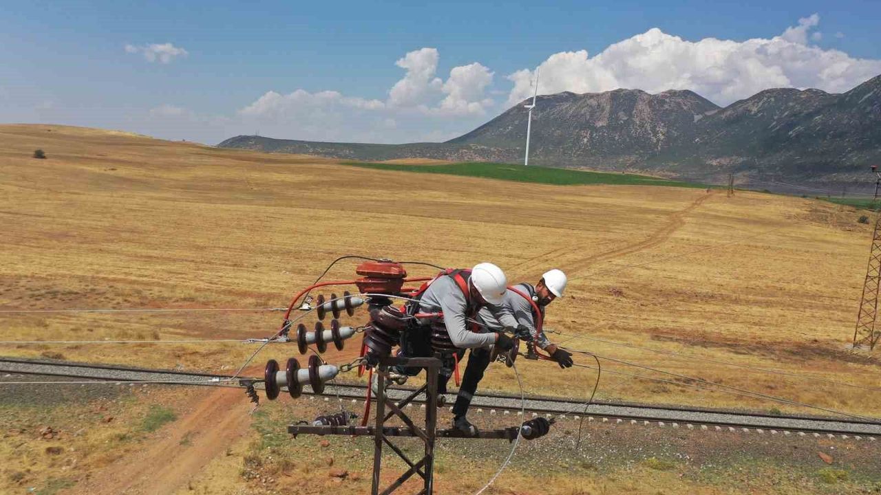 VEDAŞ ekiplerinden Bitlis’teki köy ve mezralarda bakım onarım çalışması