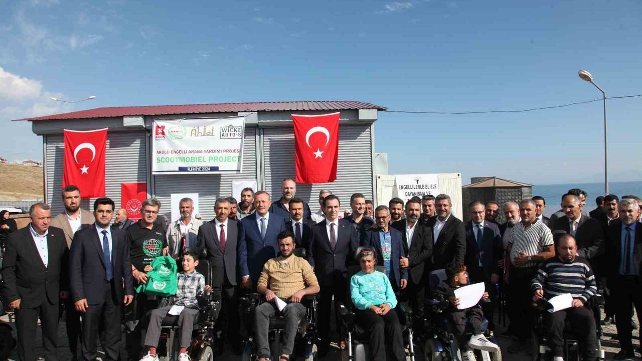 Bitlis&#039;te  50 engelliye akülü araç hediye edildi