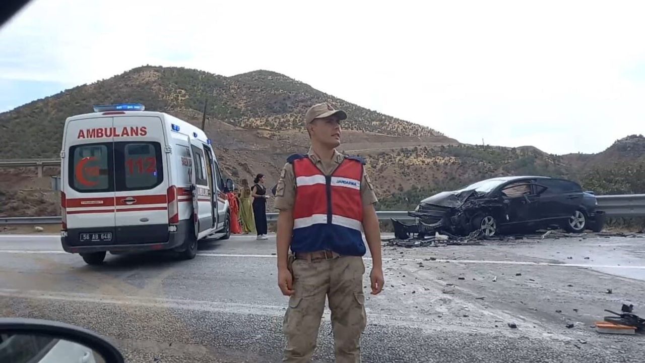 Bitlis’te araçlar kafa kafaya çarpıştı: 8 yaralı