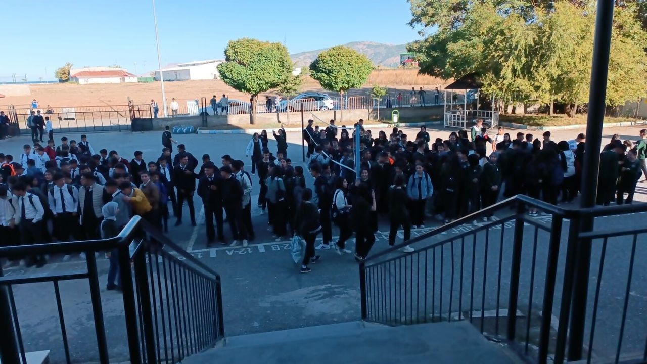 Bitlis'te  deprem sonrası okullar tedbir amaçlı boşaltıldı