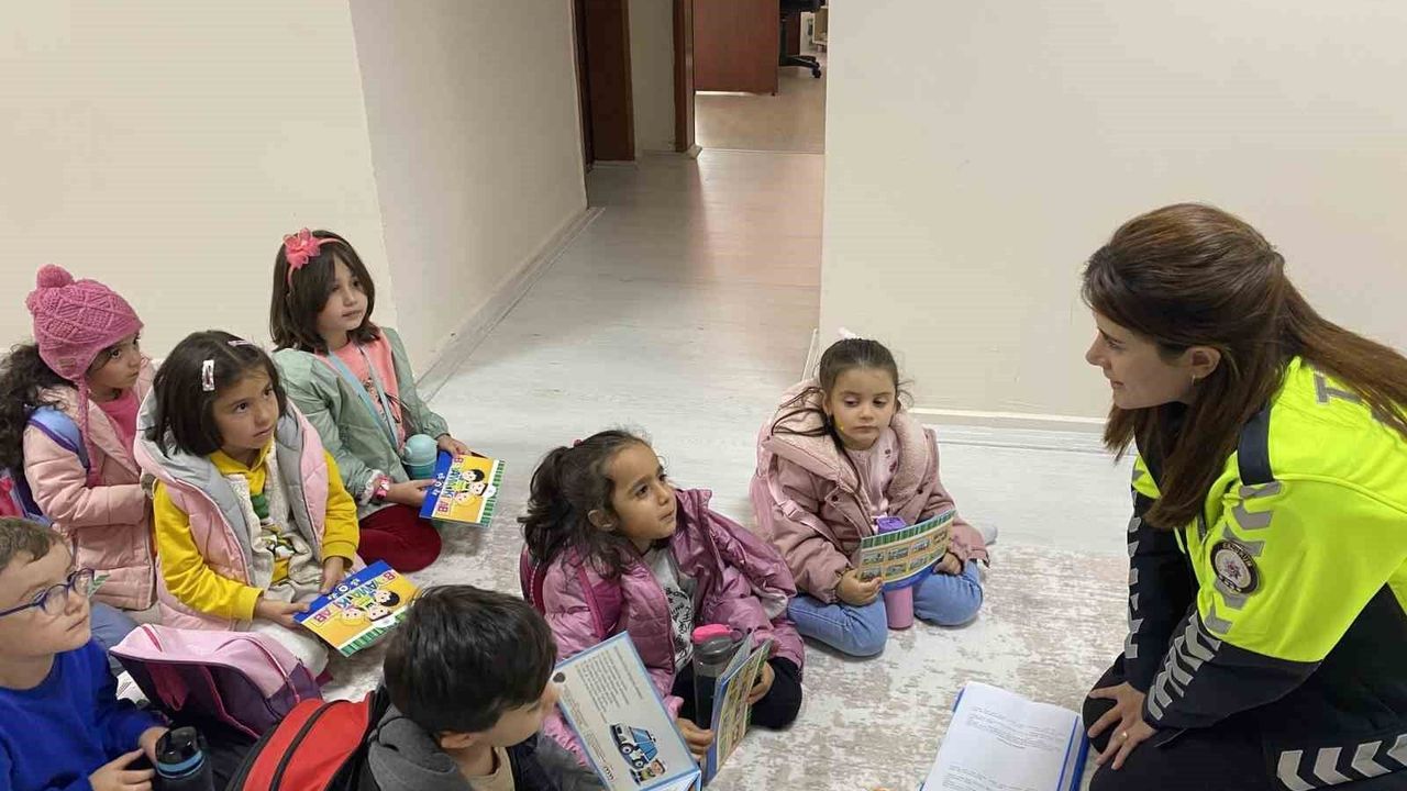 Polisten miniklere trafik eğitimi