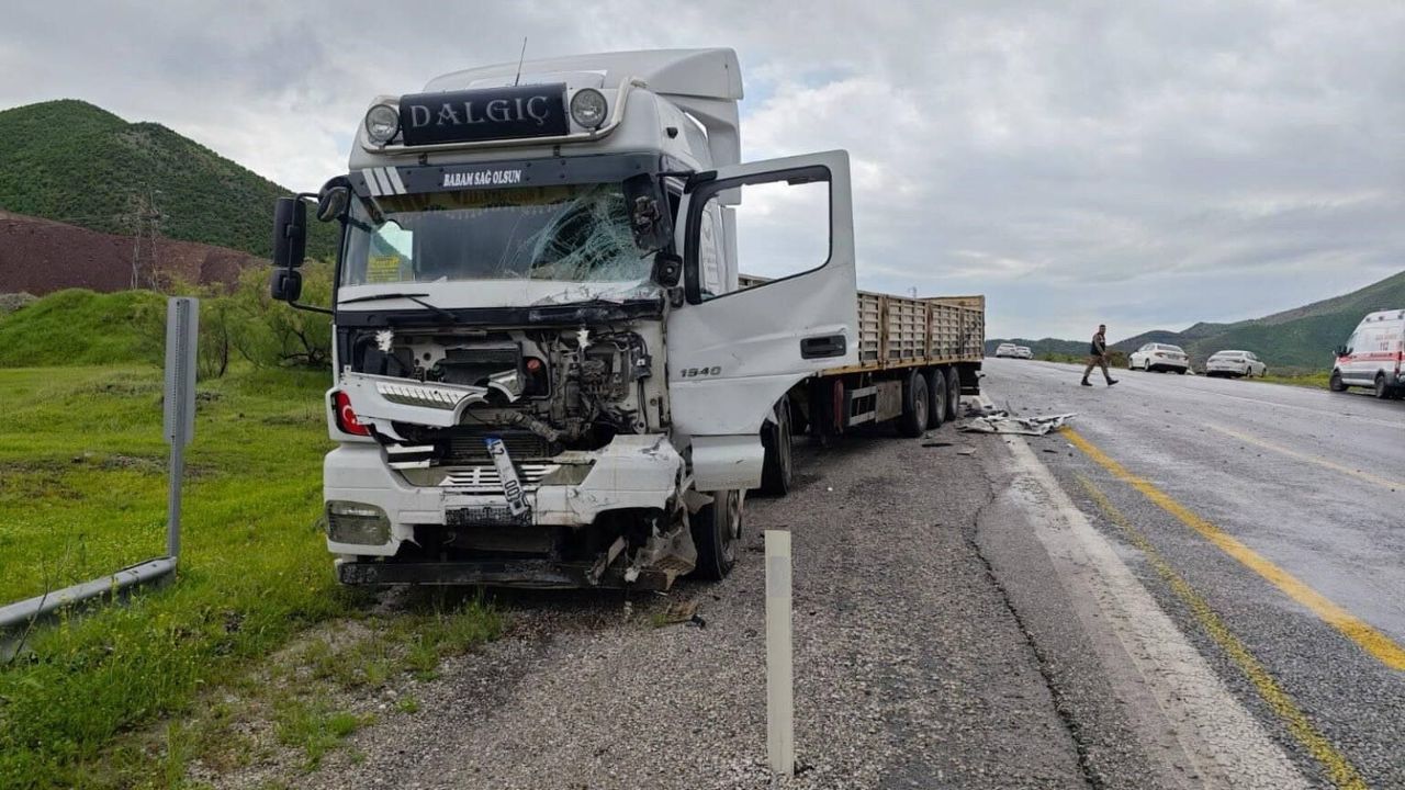 Bitlis’te tır ile minibüs çarpıştı: 1 ölü