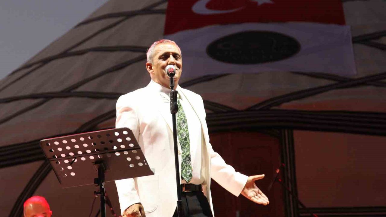 Bitlis'te konser veren Yavuz Bingöl, Gazze’deki zulme dikkat çekti