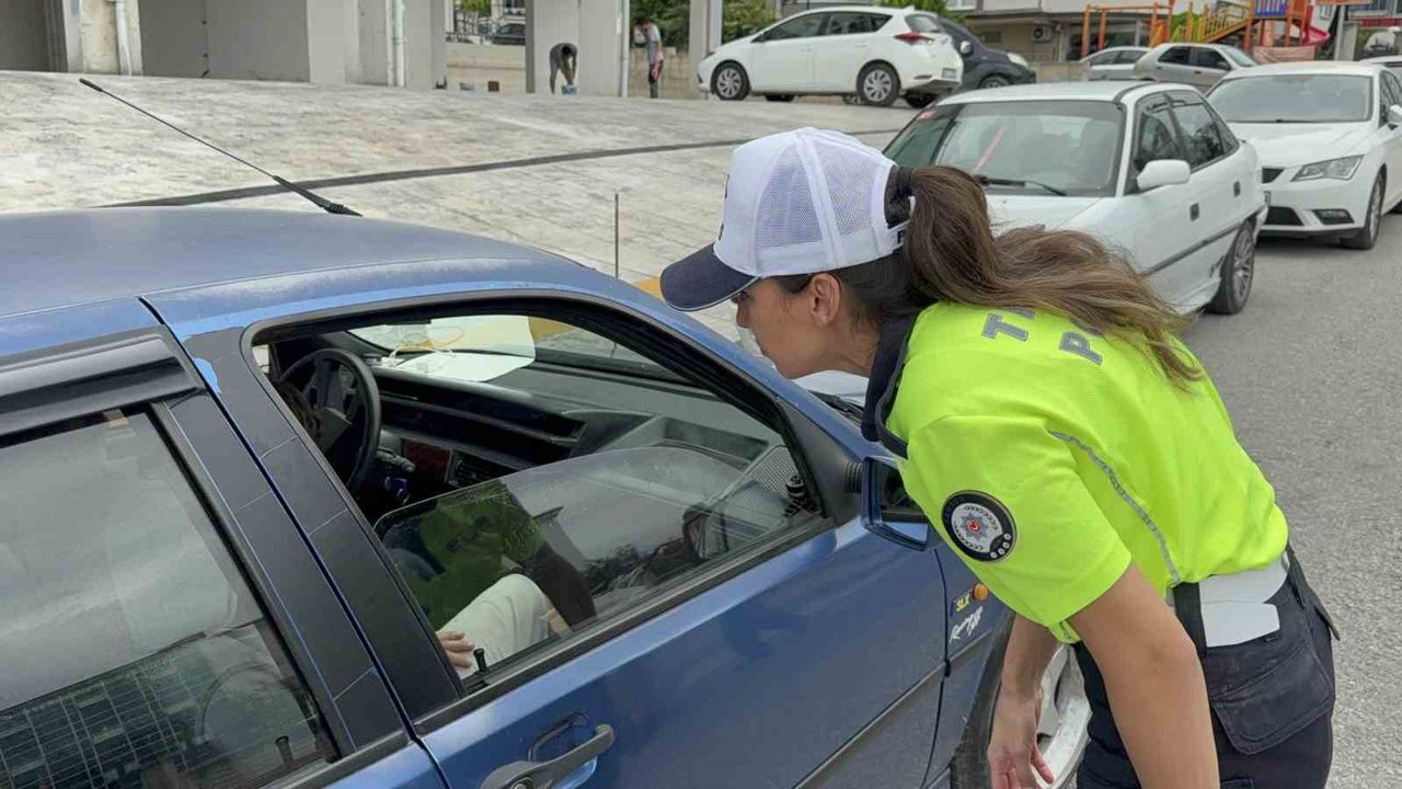 Polisten okul çevrelerinde sıkı denetim