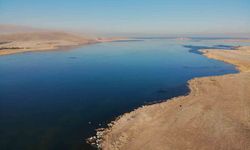 Çıldır Gölü kısmen dondu