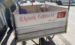 ‘Ekmek Teknesi’ yazılı el arabası ile her gün saatlerce atık malzeme topluyor