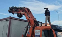 Tırın dorsesindeki konteynerden düşen işçi ağır yaralandı