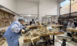 Ahşap atölyesinde hem öğreniyor hem üretiyor