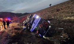 Afyon'da yolcu otobüsü devrildi:2 ölü, 21 yaralı