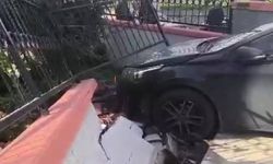 Kocaeli'de el freni çekilmeyen otomobil bahçe duvarını yıktı