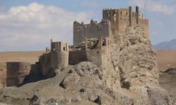 Hoşap Kalesi kim tarafından yapılmıştır?