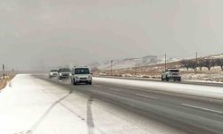 Aniden Bastıran Dolu Van-Özalp Karayolunu Beyaza Bürüdü