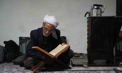 86 yaşındaki Rüstem dede 50 yıldır sadece çay ve gofretle yaşamını sürdürüyor