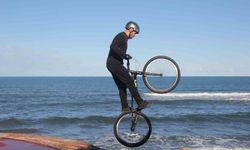 Bisiklet tutkunu gençten nefes kesen gösteri