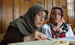 75 yaşındaki Fatma teyzenin Kur’an-ı Kerim öğrenme azmi