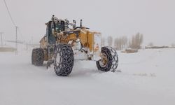 Gürpınar’da Karla Mücadele Çalışmaları Sürüyor