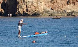 Karlı dağların gölgesinde deniz keyfi yaptılar