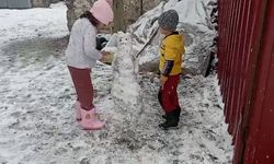 Kars’ta çocuklar kardan adam yaptı, kızakla kaydı