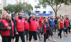 İzmir Büyükşehir işçilerinden çıplak ayaklı protesto