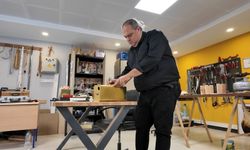 Atık malzemeler Emrah öğretmenin elinde melodiye dönüşüyor