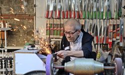 Bıçak bileme ustası mesleğini yaşatıyor, 50-60 bin liraya çırak bulamıyor