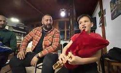 8 yaşındaki tulumcu çaldığı melodilerle kendine hayran bıraktı