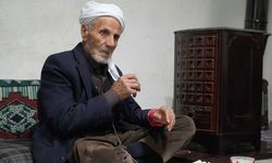 86 yaşındaki Rüstem dede 50 yıldır sadece çay ve gofret tüketiyor