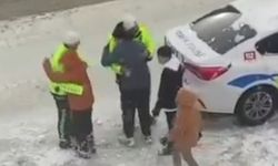 Van'da trafik polisleri ile çocukların yürek ısıtan görüntüsü