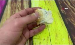 Kahvaltı yaparken şok oldu: Ekmeğin içinden jilet çıktı