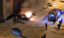 Van’da park halindeki otomobil alev alev yandı