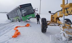 Van’da kara saplanan halk otobüsü kurtarıldı