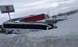 Son dakika! Van’da yolcu otobüsü yoldan çıkarak kaza yaptı