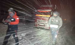 Van’da kardan dolayı mahsur kalanlara kumanya desteği