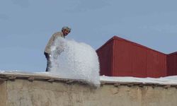 Çatak’ta kış mesaisi: Damlarda kar temizliği yapılıyor