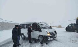 Van’da yoldan çıkan minibus kara saplandı