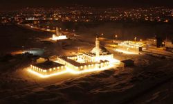 Van’ın Tarihi Hüsrev Paşa Camii’nde gece ışıltısı