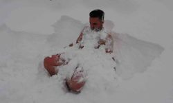Van’da dondurucu soğukta kar banyosu