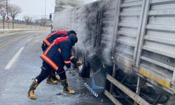 Van’da seyir halindeki tırın lastikleri yandı