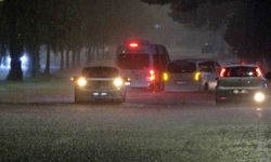 Antalya’da yollar göle döndü: Çok sayıda araç mahsur kaldı