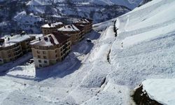 Çatak’ta peş peşe çığ düştü