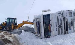 Van Muradiye'de buzlanma kazaya yol açtı: Tır devrildi