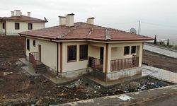 Depremzedenin sözleri yürekleri ısıttı: “Babamızın yapmadığını devletimiz yaptı”