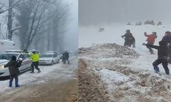 Soğuk havada sıcak görüntüler: Jandarma çocuklarla kar topu savaşı yaptı